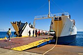 Italien, Sizilien, Äolische Inseln, von der UNESCO zum Weltkulturerbe erklärt, Insel Stromboli, Ankunft der Fähre im Hafen