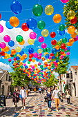 Frankreich, Paris, Bercy village, Patricia Cunhas bunte Ballons schweben vom 8. Juni bis 31. August 2019 über dem Cour St. Emilion in Paris