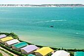 Marokko, Oued Ed-Dahab, Dakhla, PK25 Resort, Blick auf einen Kite-Surf-Spot vor einer luxuriösen Öko-Lodge in der Wüste