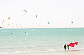 Marokko, Oued Ed-Dahab, Dakhla, Blick auf einen Kite-Surfing-Spot in der Wüste