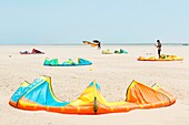 Marocco, Oued Ed-Dahab, Dakhla, view of a nautical spot of kite-surf in a desert