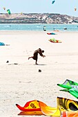 Marokko, Oued Ed-Dahab, Dakhla, Blick auf einen Kite-Surfing-Spot in der Wüste