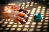 Marocco, Oued Ed-Dahab, Dakhla, hands painted and decorated with henna