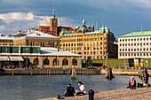 Schweden, Vastra Gotaland, Göteborg (Gothenburg), Gebäude der Firma ASECO auf dem Packhusplatsen mit Blick auf den Hafen und Kvarnberget und seine Uhr