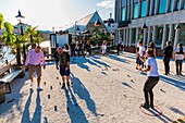 Schweden, Vastra Gotaland, Göteborg (Gothenburg), französisches BocciaspielSuède, Comté de Västra Götaland, Göteborg (Gothenburg), café près de Feskekörka, marché couvert de poissons, partie de pétanque à la française