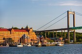 Sweden, Vastra Gotaland, Goteborg (Gothenburg), the small harbor Klippans (Klippans angbatsbrygga) and the Novotel hotel under the alvsborg Bridge in the background