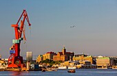 Schweden, Vastra Gotaland, Göteborg (Göteborg), die ehemaligen Werften von Lundbyvassen, Gebäude der Firma ASECO am Packhusplatsen mit Blick auf den Hafen und Kvarnberget und seine Uhr