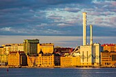 Sweden, Vastra Gotaland, Goteborg (Gothenburg), view of the thermal power plant of the city and the Affarshuset Merkur who is the oldest remaining house on Skeppsbron