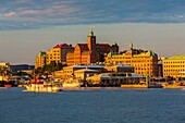 Schweden, Vastra Gotaland, Göteborg (Gothenburg), Gebäude der Firma ASECO auf dem Packhusplatsen mit Blick auf den Hafen und Kvarnberget und seine Uhr