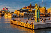 Schweden, Vastra Gotaland, Göteborg (Göteborg), Blick auf das Delaware-Denkmal, die Gebäude der Firma ASECO am Packhusplatsen mit Blick auf den Hafen, den Kvarnberget und seine Uhr sowie den Wolkenkratzer Gotheborgs-Utkiken