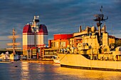 Schweden, Vastra Gotaland, Göteborg (Göteborg), der Wolkenkratzer Gotheborgs-Utkiken und das Segelschiff Viking an den Docks von Lilla bommens hamm