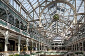 Irland, Dublin, Stephen's Green Shopping Center, großes überdachtes Einkaufszentrum am oberen Ende der Grafton Street, Architektur aus Glas und Eisen, Riesenuhr