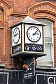 Irland, Dublin, Guinness-Uhr in einem Pub in der Stadt