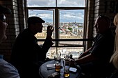 Irland, Dublin, Guinness Storehouse, Museum in der Fabrik, das die Geschichte des berühmten irischen Bieres nachzeichnet, mit einer Bar auf dem Dach und einem Panoramablick