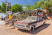 Vereinigte Staaten, Arizona, Route 66, Hackberry, Hackberry General Store und Tankstelle, altes amerikanisches Auto