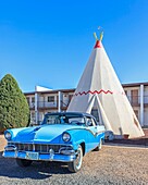 Vereinigte Staaten, Arizona, Route 66, Holbrook, Wigwam Motel, eingetragen in das Nationale Verzeichnis historischer Stätten mit Sammlerauto