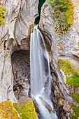 Kanada, Alberta, Kanadische Rocky Mountains, die zum UNESCO-Weltnaturerbe gehören, Jasper National Park, Wasserfall im Maligne Canyon