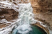 Kanada, Alberta, Kanadische Rocky Mountains, die zum UNESCO-Welterbe gehören, Banff National Park, Johnston Canyon Lower Falls im Winter