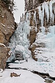 Kanada, Alberta, Kanadische Felsenberge, die zum UNESCO-Welterbe gehören, Banff-Nationalpark, Johnston Canyon Upper Falls im Winter