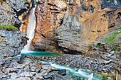 Kanada, Alberta, Kanadische Rocky Mountains, die zum UNESCO-Welterbe gehören, Banff National Park, Johnston Canyon Lower Falls im Winter