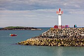 Irland, Grafschaft Fingal, nördliche Vororte von Dublin, Howth, vom Hafen abfahrendes Boot, Leuchtturm und vor der wilden Insel Ireland's Eye