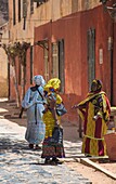 Senegal, Dakar, Insel Goree, UNESCO-Welterbe, Frauen in traditionellen Kleidern