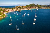 Guadeloupe, Les Saintes, Terre de Haut, die Bucht der Stadt Terre de Haut, von der UNESCO zu den 10 schönsten Buchten der Welt gezählt, im Hintergrund die Insel Dominica (Luftaufnahme)