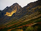 Vereinigte Staaten, Alaska, Anchorage, Herbstlandschaft, Sonnenuntergang am Flattop Mountain