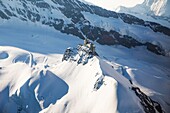 Schweiz, Kanton Bern, Berner Oberland, Grindelwald, Blick auf Jungfraufirn und Aletschgletscher, Teil des UNESCO-Welterbes Jungfrau-Aletsch-Bietschhorn und auch Top of Europe genannt (höchstgelegener Bahnhof Europas), Blick zum Sphinx-Observatorium (3571m) am Berg Sphinx beim Jungfraujoch (3454m) (Luftbild)