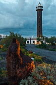 Spanien, Kanarische Inseln, La Palma, Blick auf den Turm eines Leuchtturms in der Abenddämmerung