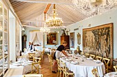 Spanien, Kanarische Inseln, La Palma, Mitarbeiter eines Restaurants im Barockstil bereiten Tische für das Mittagessen vor