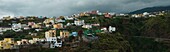 Spanien, Kanarische Inseln, La Palma, Panoramablick auf ein Dorf auf den Kanarischen Inseln unter bewölktem Himmel in üppigem Grün