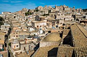 Italien, Sizilien, Erice, befestigte mittelalterliche Stadt oberhalb von Trapani, Gesamtansicht vom Glockenturm des Duomo dell'Assunta oder Mariä Himmelfahrt-Kuppel