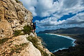 Italien, Sizilien, Cornino, Monte Cofano, 659 m, Schlüsselstelle beim Klettern oder kleiner Zugang zum Gipfelgrat