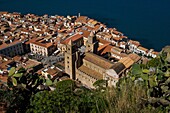 Italien, Sizilien, Cefalu, Gesamtansicht von der felsigen Landzunge la Rocca