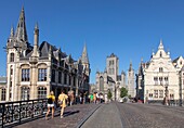 Belgien, Ostflandern, Gent, Blick von der Saint-Michel-Brücke auf die Sankt-Nikolaus-Kirche und den Glockenturm der Tuchhalle