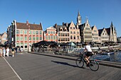 Belgien, Ostflandern, Gent, Graslei (Quai aux Herbes), entlang der Lys, Touristenboote und reiche alte Häuser, die Handelsgilden beherbergten