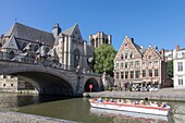 Belgien, Ostflandern, Gent, St.-Michel-Brücke, die die Lys überspannt und die Graslei (Kräuterkai) mit der Korenlei (Weizenkai) verbindet, im Hintergrund die Kirche Saint-Michel