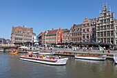 Belgien, Ostflandern, Gent, Graslei (Quai aux Herbes), entlang der Lys, Touristenboote und reiche alte Häuser, die Handelsgilden beherbergten