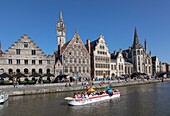 Belgien, Ostflandern, Gent, Graslei (Quai aux Herbes), entlang der Lys, Touristenboote und reiche alte Häuser, die Handelsgilden beherbergten