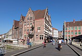 Belgien, Ostflandern, Gent, Grasbrug-Brücke, die die Lys überspannt und die Graslei (Kräuterkai) und die Korenlei (Weizenkai) verbindet