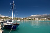 Griechenland, Kreta, Kokkinos Pirgos, Blick auf den Hafen mit dem Berg Ida (oder Berg Psiloritis) im Hintergrund, 2.456 Meter hoch