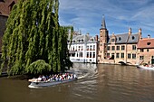 Belgien, Westflandern, Brügge, historisches Zentrum, das zum UNESCO-Welterbe gehört, Boote vom Kai des Rosenkranzes aus gesehen und neben dem Haus der Gerber aus dem siebzehnten Jahrhundert vorbei