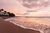 Kamerun, Region Süd, Departement Ozean, Kribi, Sonnenuntergang am Strand