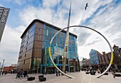 Vereinigtes Königreich, Wales, South Glamorgan, Cardiff, Central Market, Skulptur Alliance von Jean Bernard Metais und Cardiff Central Library von Building Design Partnership