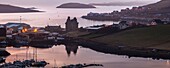 Vereinigtes Königreich, Schottland, Shetlandinseln, Festland, Scalloway, erhöhter Panoramablick auf den Hafen bei Sonnenuntergang