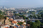 Georgien, Tiflis, Panorama der Stadt und der Brücke des Friedens über den Fluss Koura