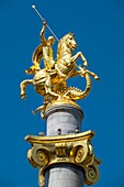 Georgien, Tiflis, Freiheitsplatz und Freiheitsdenkmal mit der Darstellung des Heiligen Georg, der den Drachen tötet