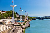 Frankreich, Rhône, Lyon, Stadtteil La Guillotiere, Karen-Blixen-Ufer an der Rhône, Tony-Bertrand-Schifffahrtszentrum und Universite-Brücke