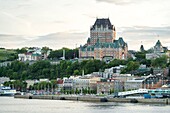 Kanada, Quebec, Quebec City, die Stadt und das Chateau de Frontenac bei Sonnenuntergang von den Docks aus